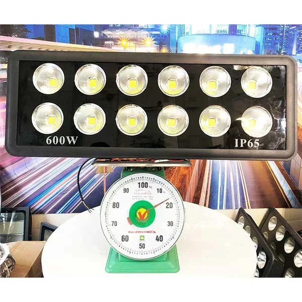 den led pha ngoai troi ptc chipled cob cong suat 600w dptcc600 7.webp den led pha ngoai troi ptc chipled cob cong suat 600w dptcc600 7.webp