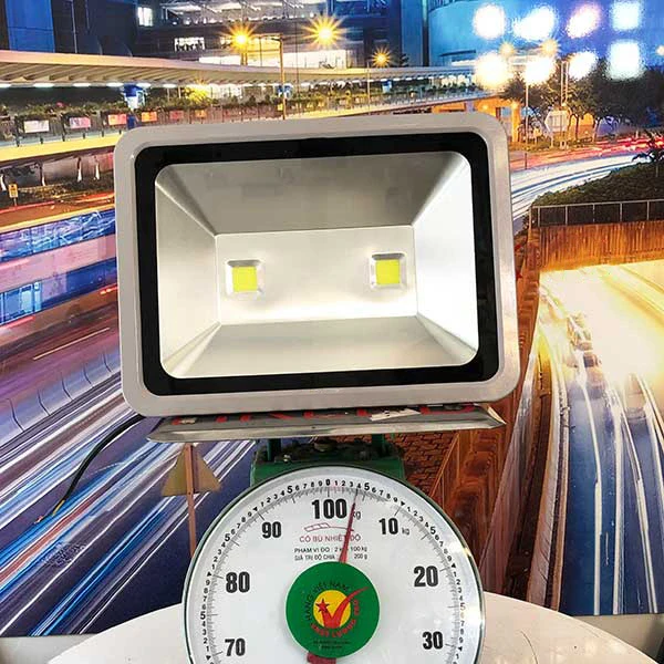 den led pha ngoai troi pxh chipled cob cong suat 100w dpxhc100 5.webp den led pha ngoai troi pxh chipled cob cong suat 100w dpxhc100 5.webp